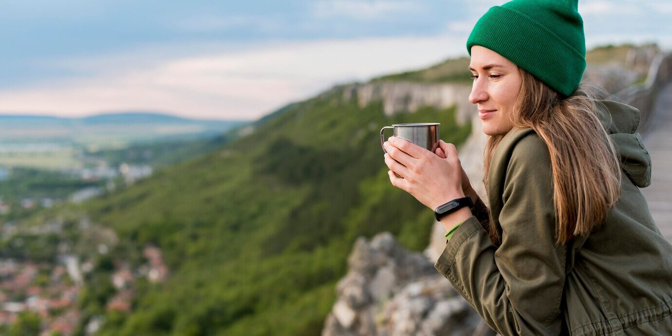 bocznego-widoku-mloda-kobieta-cieszy-sie-widok_23-2148588549